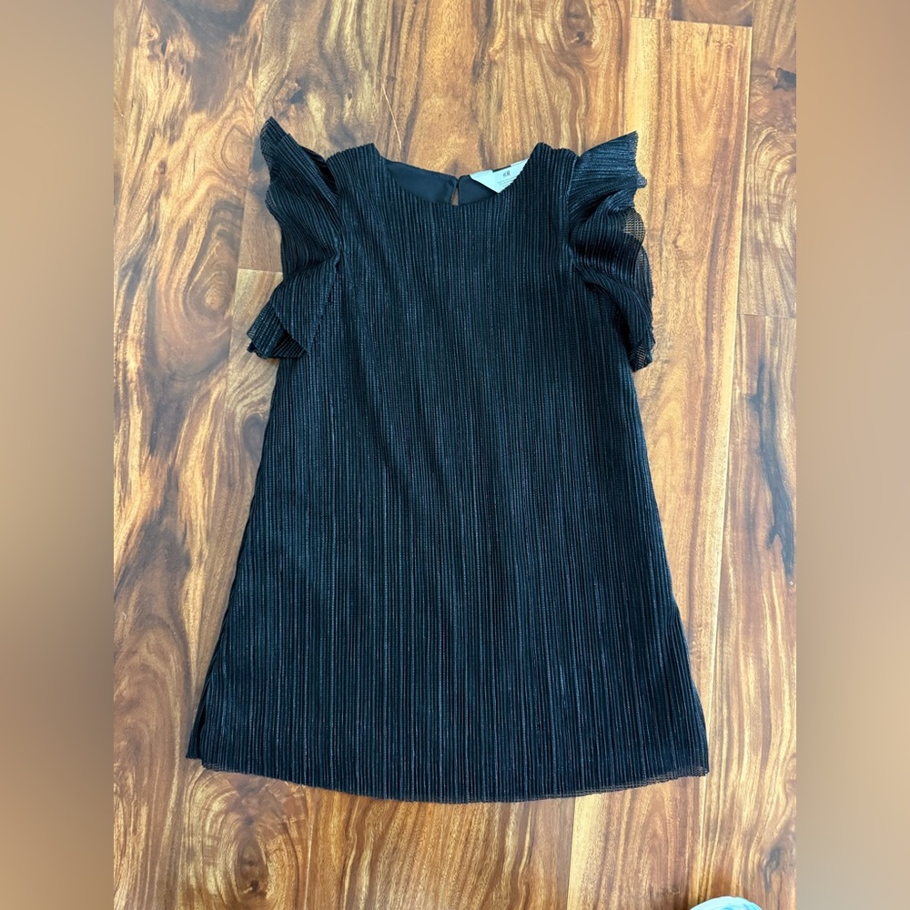 H&M Girls shimmery black flowy dress. Size US6